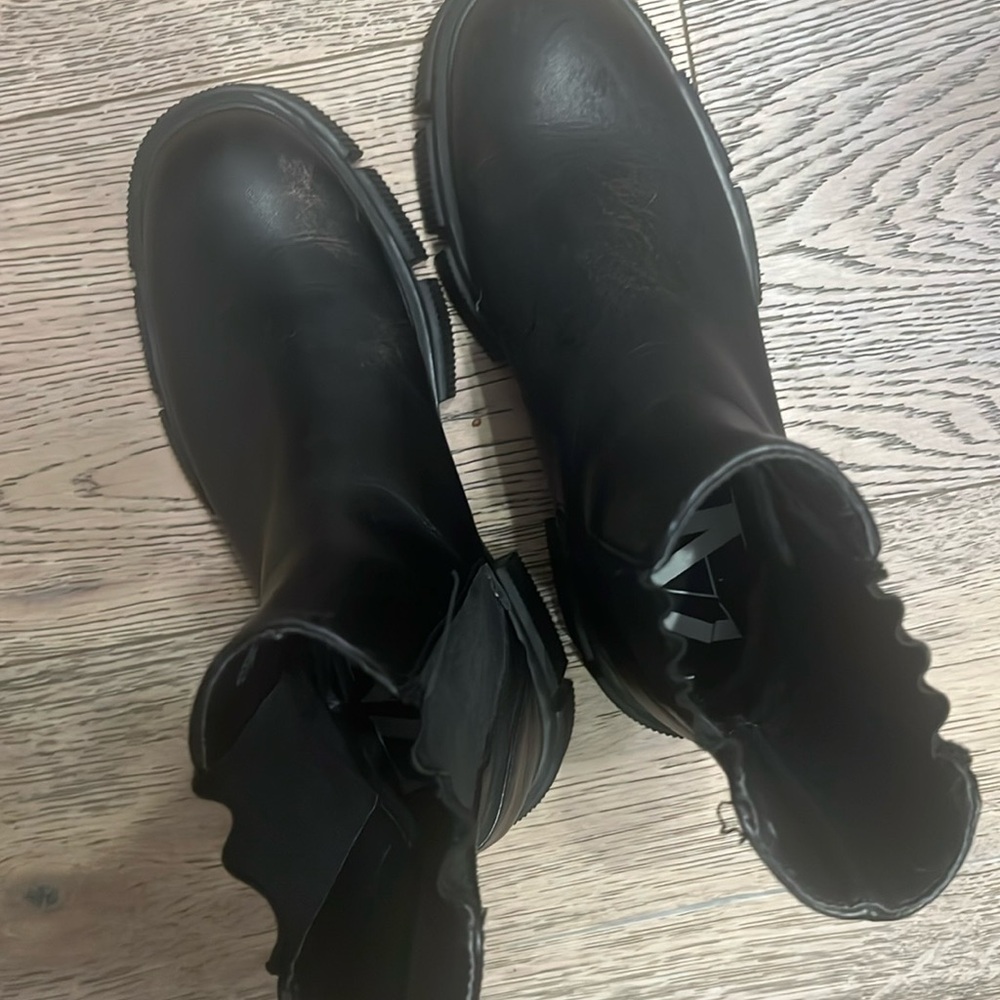 Brand new condition! Never worn outside. Zara boots size 36 (5-51/2)